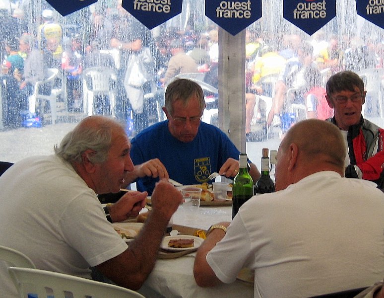 2011-08-26 23 08 Rando Plouay Tous a table.JPG